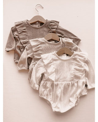 Babystyling  - Vertical ruffle playsuit sand body